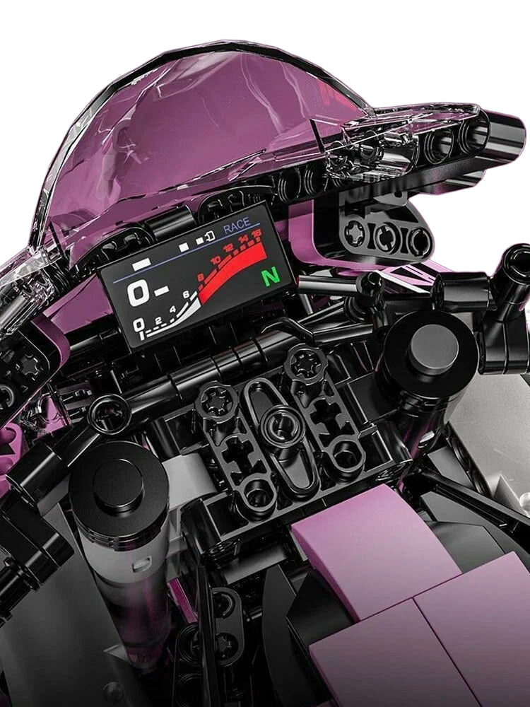 rozā tehniskā motocikla vadības paneļa tuvplāns ar ekrānu un stūri