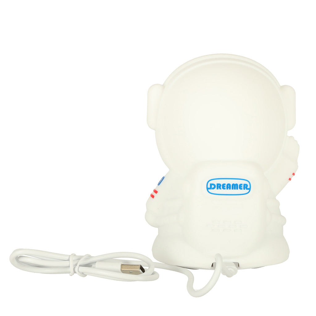 Astronauta naktslampiņa no aizmugures ar pievienotu USB uzlādes kabeli