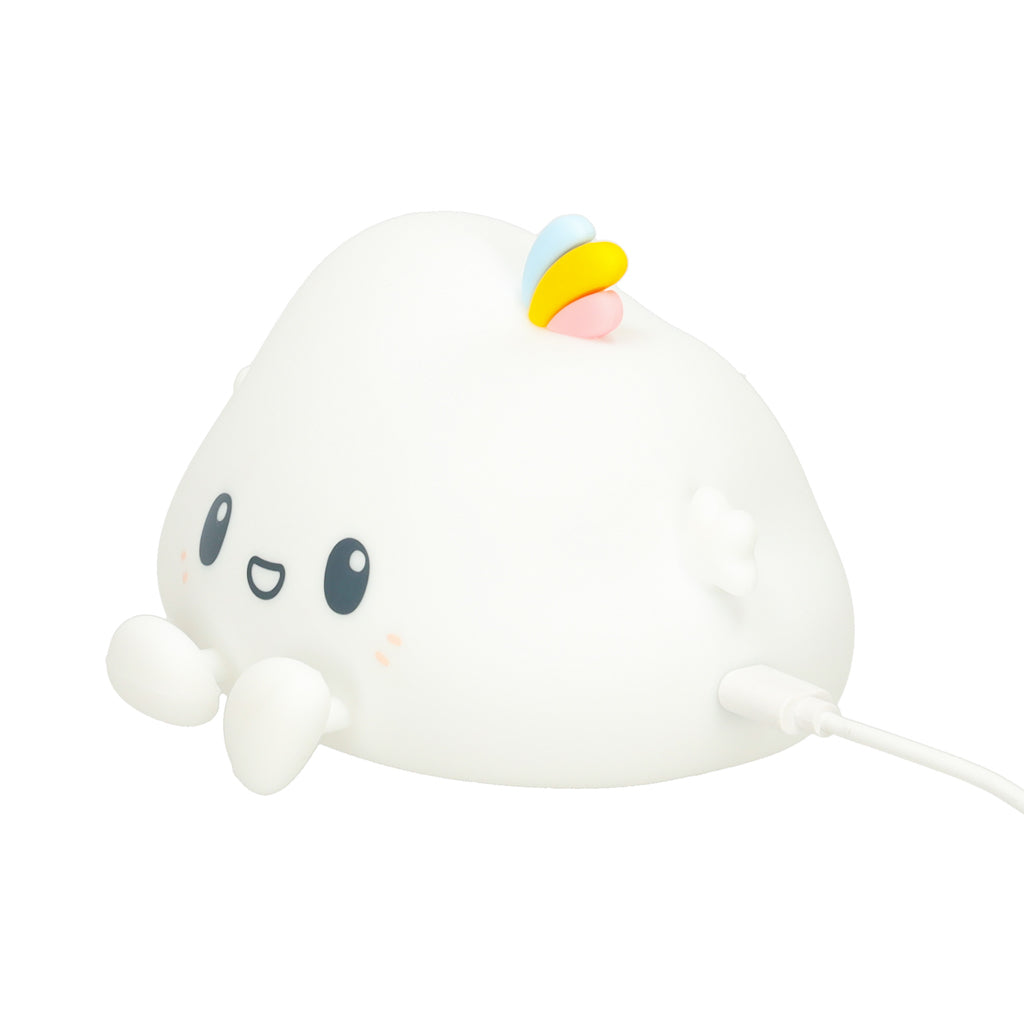 Silikona mākoņa naktslampiņa sānskatā ar pieslēgtu lādēšanas kabeli