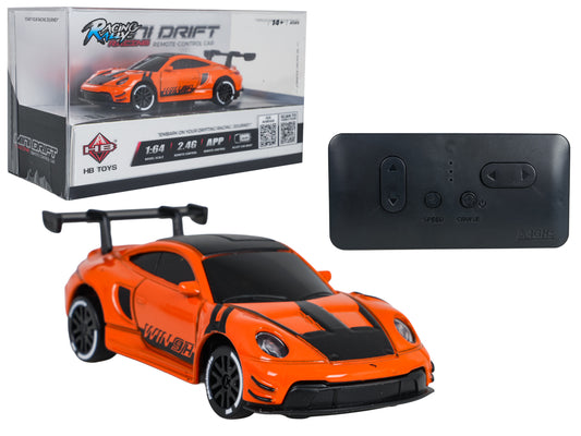 Oranža mini RC drifta automašīna 1:64 mērogā ar metāla virsbūvi, melnu motora pārsegu, sportisku spoileri, komplektā 2,4 GHz tālvadības pults un oriģinālais HB Toys iepakojums, vadāma arī ar mobilo aplikāciju