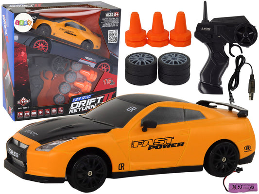 Oranža rotaļu drifta automašīna ar leantoys zīmolu, tālvadības pulti un aksesuāriem uz balta fona