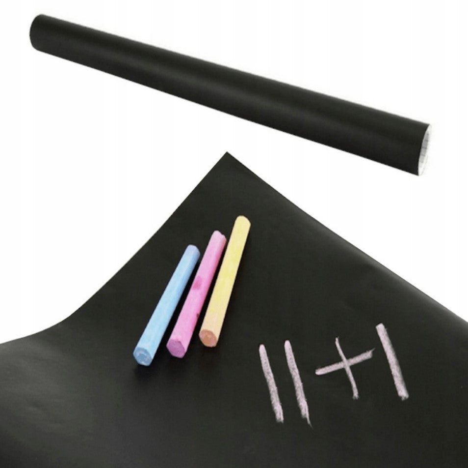 Pašlīmējošā tāfele ar krāsainiem krītiņiem un piemēru 1+1