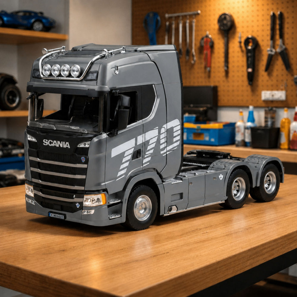 Pelēks HUINA 1501 Scania RC vilcējs darbnīcā