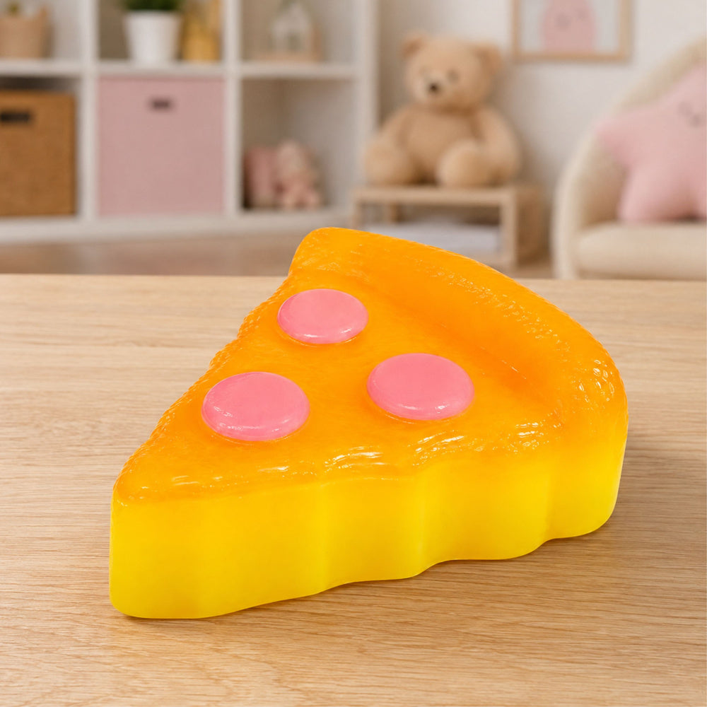 Picas šķēles formas antistresa squishy rotaļlieta uz galda