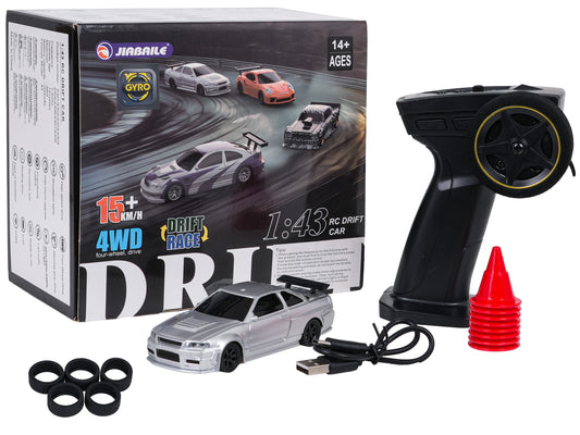 Radiovadāma 1:43 drifta mašīna sudraba krāsā ar pulti, uzlādes kabeli, konusiem un rezerves riepām