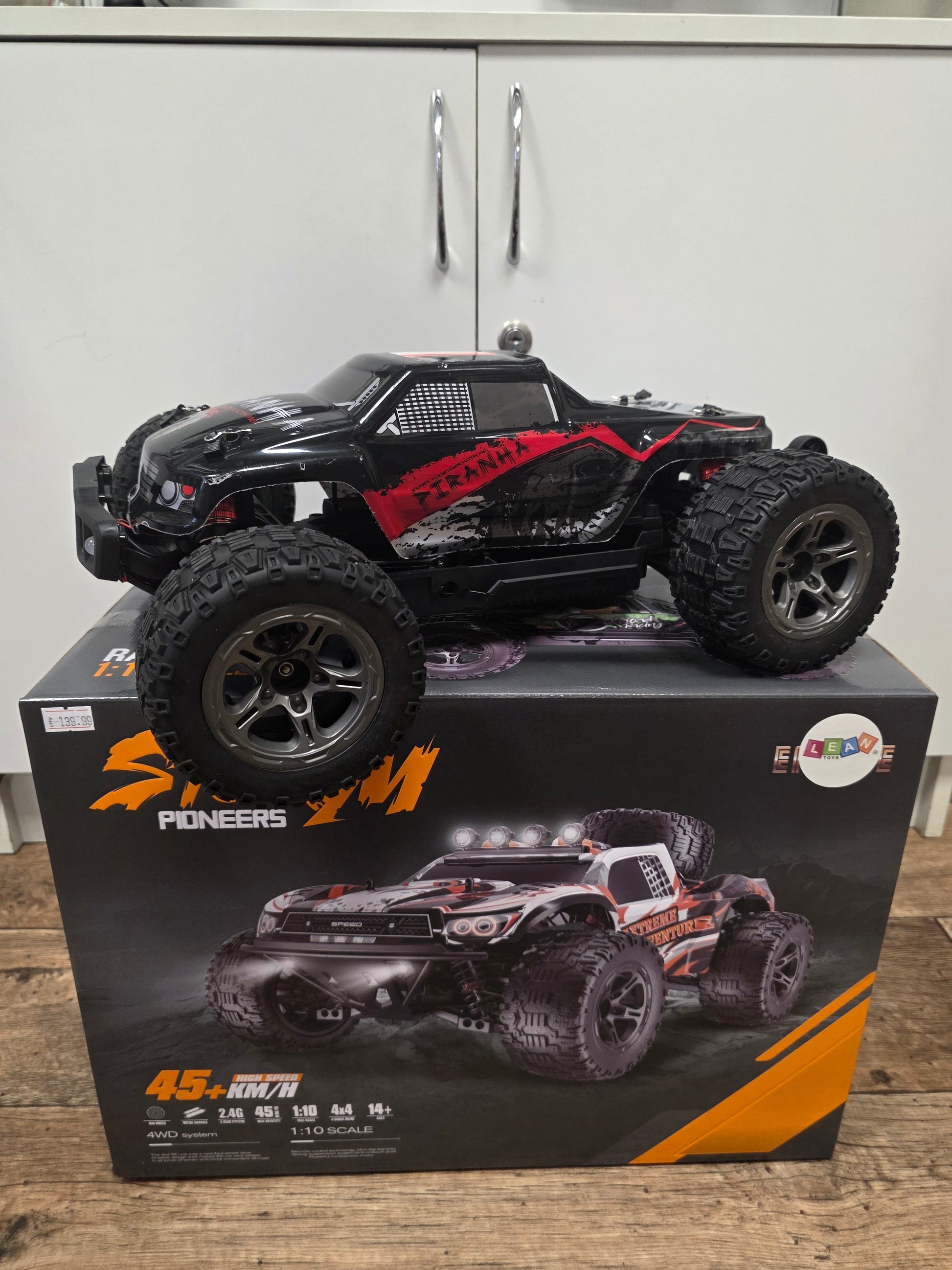 Tālvadības apvidus auto 1:10 ar 4×4 piedziņu un 40 km/h ātrumu, melni sarkanā krāsā