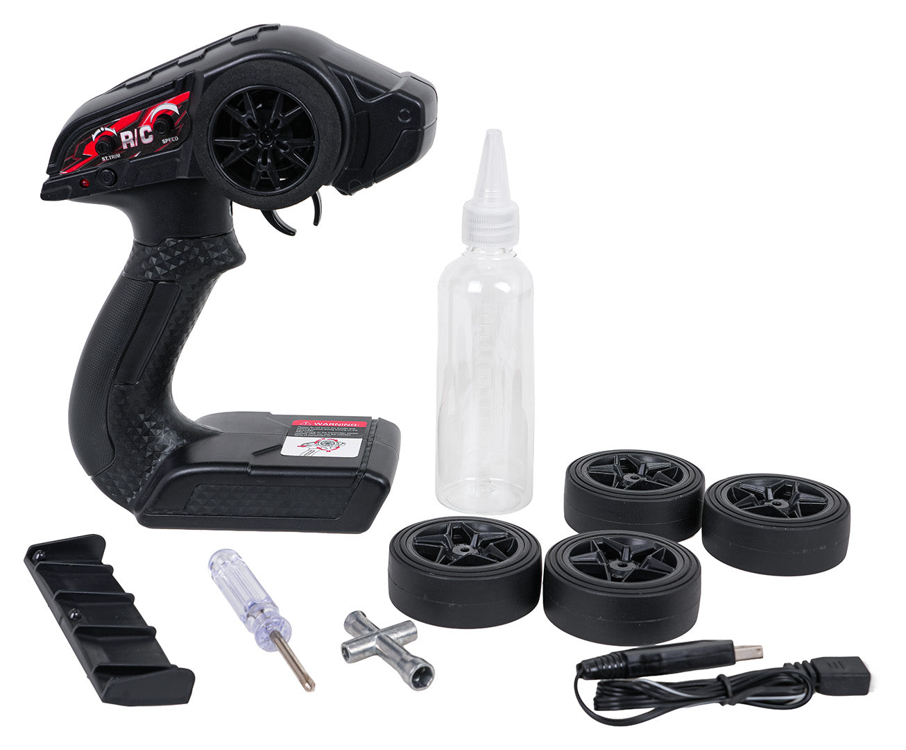 RC auto pults, pudelīte, četri melni riteņi un aksesuāri uz balta fona