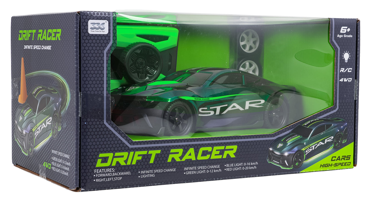 Zaļa melna RC drifta mašīna “Drift Racer” iepakojumā ar pulti un 4WD marķējumu priekšpusē.