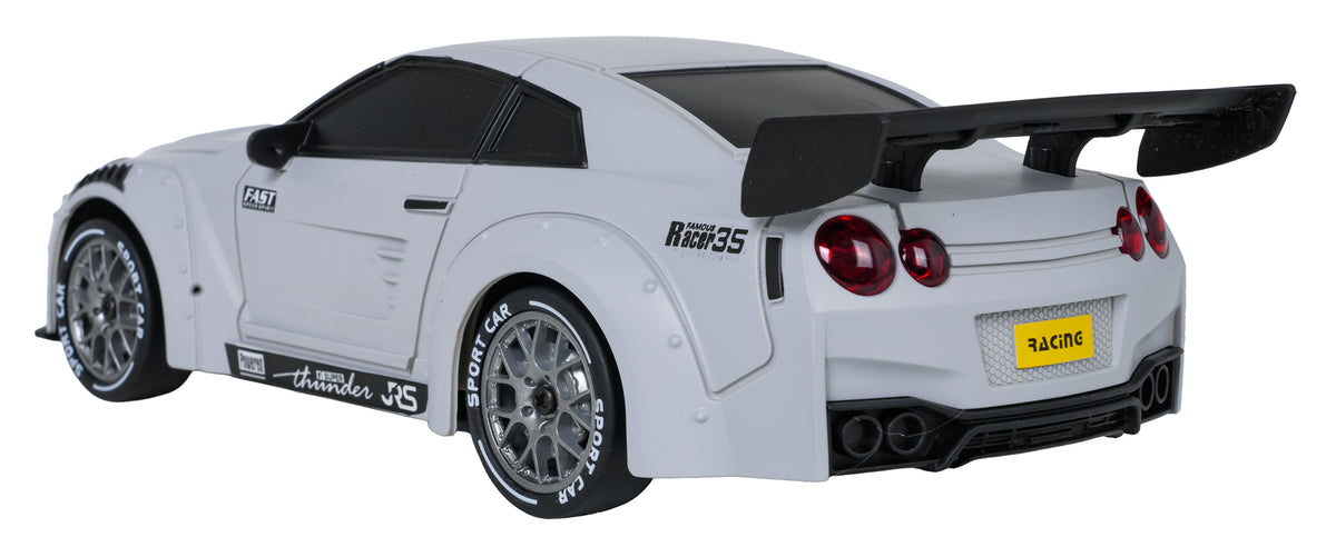 RC drifta auto 4WD balts ar lielu aizmugurējo spoileri — aizmugures sānu skats