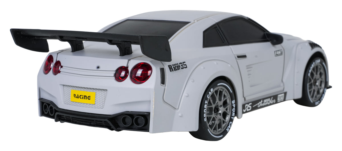 RC drifta auto 4WD balts ar lielu aizmugurējo spoileri — aizmugures skats