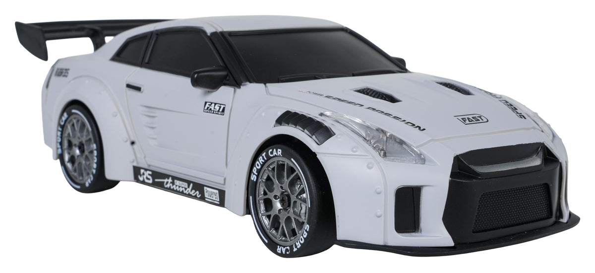 RC drifta auto 4WD balts ar lielu aizmugurējo spoileri — priekšējais sānu skats