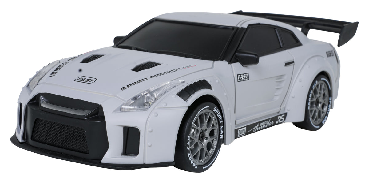 RC drifta auto 4WD balts ar lielu aizmugurējo spoileri — priekšējais sānu skats