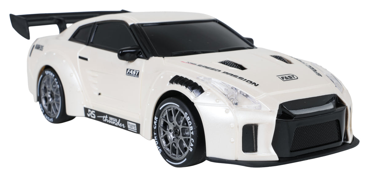 RC drifta auto 4WD pērļu balts ar sporta diskiem un melnu spoileri — priekšpuse no labās puses