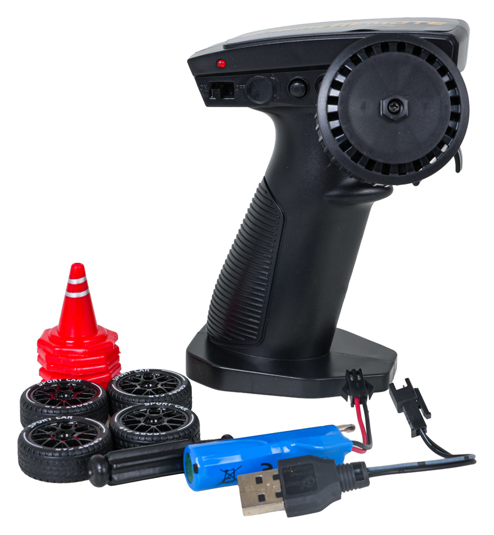 RC drifta auto komplekta piederumi — tālvadības pults, rezerves riepas, akumulators, USB uzlādes kabelis un konusi