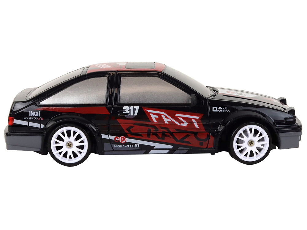 Drifta mašīnīte melnā krāsā. Automašīnu darbina 3,7 V akumulators, kas ir iekļauts komplektā.