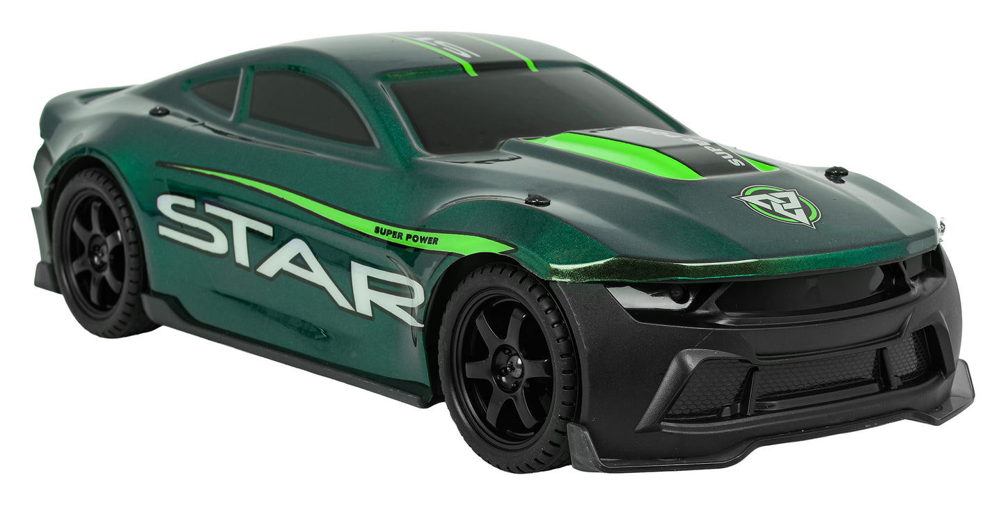 rc drifta mašīna zaļā krāsā tuvplāns