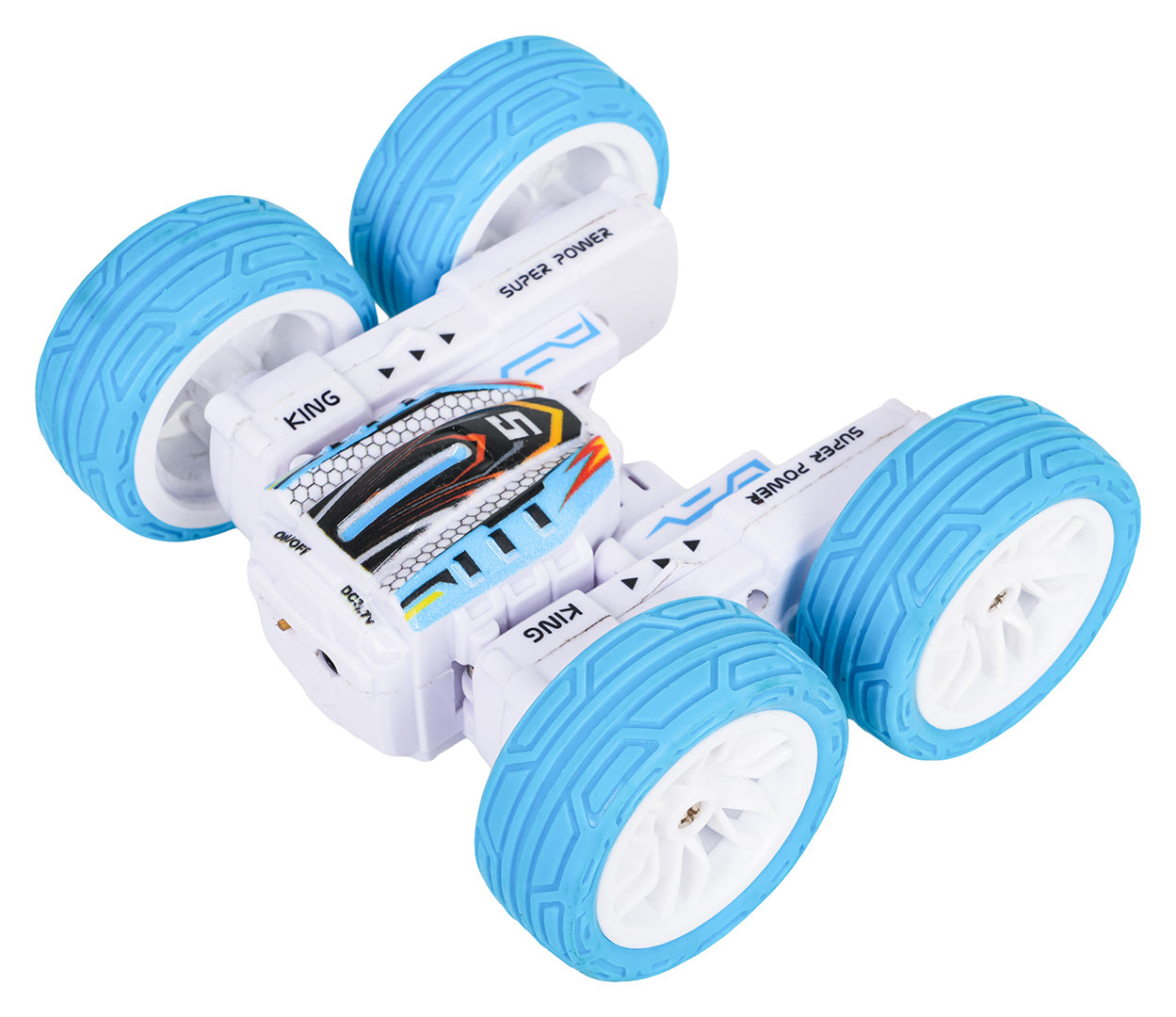 R/C mini stunt car kaskadieru mašīna ar baltu korpusu un zilām riepām diagonālā skatā