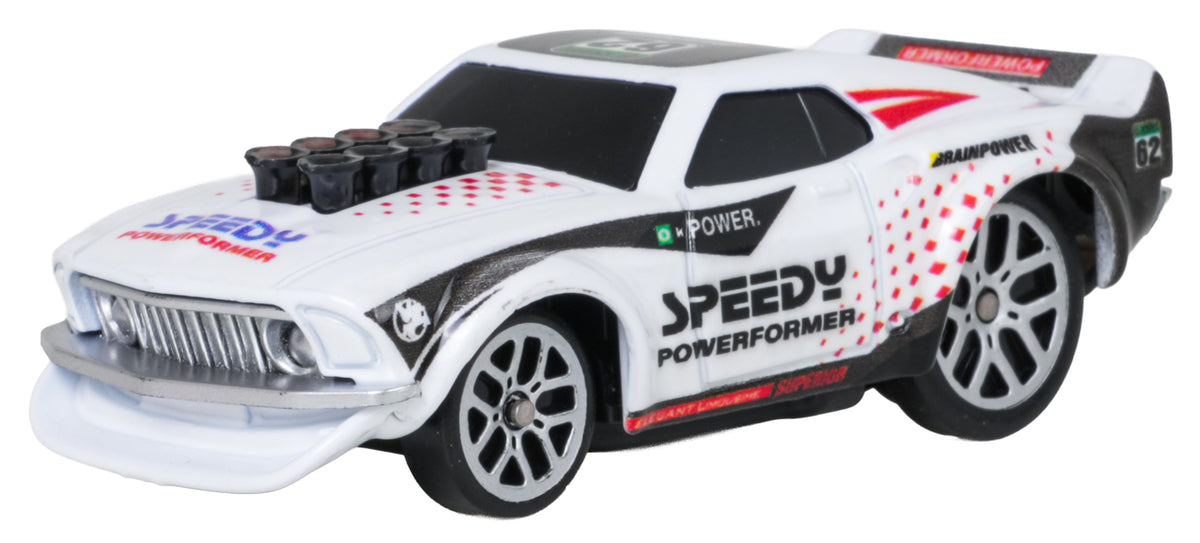 RC sporta auto baltā krāsā ar melniem un sarkaniem akcentiem, skats no priekšpuses