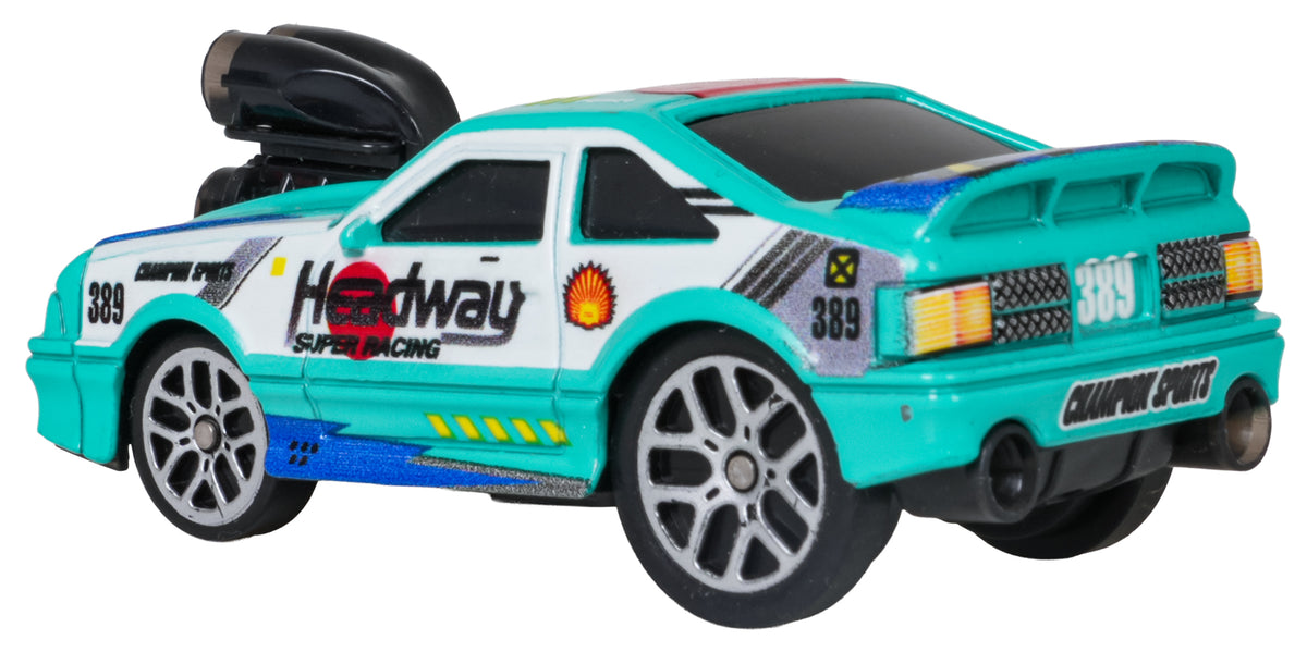 RC sporta auto tirkīza un baltā krāsā ar sacīkšu dizainu, skats no aizmugures