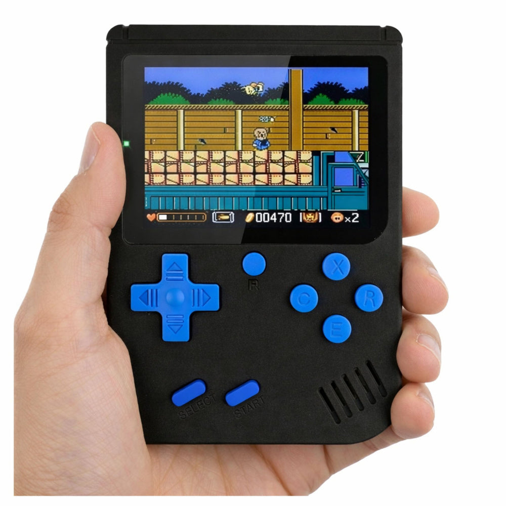 Rokā turēta melna retro spēļu konsole ar LCD ekrānu un zilām pogām, ekrānā redzama spēle