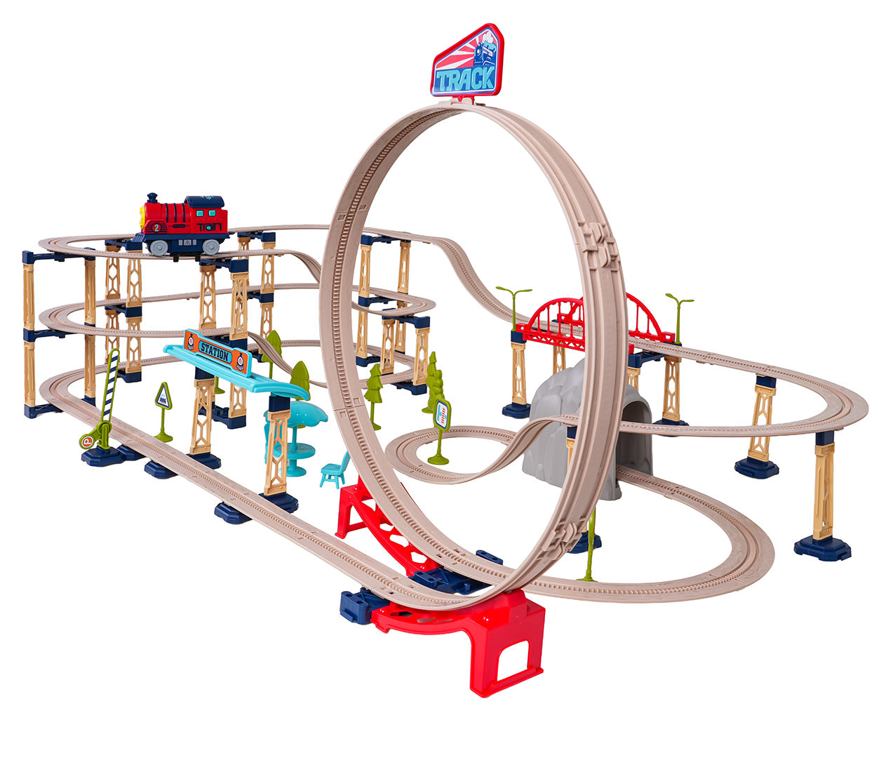 Liela daudzlīmeņu rotaļu dzelzceļa trase ar 360° cilpu, staciju, tuneļiem, tiltiem un sarkanu-zilu vilcieniņu uz sliedēm.