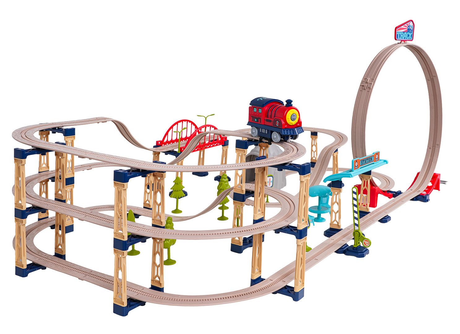 Daudzlīmeņu rotaļu dzelzceļa trase ar tiltiem, pacēlumiem, 360° cilpu un sarkanu vilcieniņu, kas brauc pa augšējo sliedi.