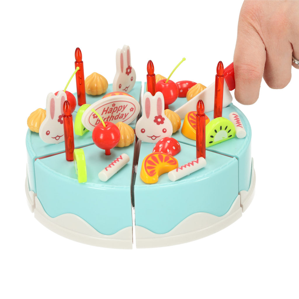 Rotaļu dzimšanas dienas torte ar dekorācijām un nazi griešanai