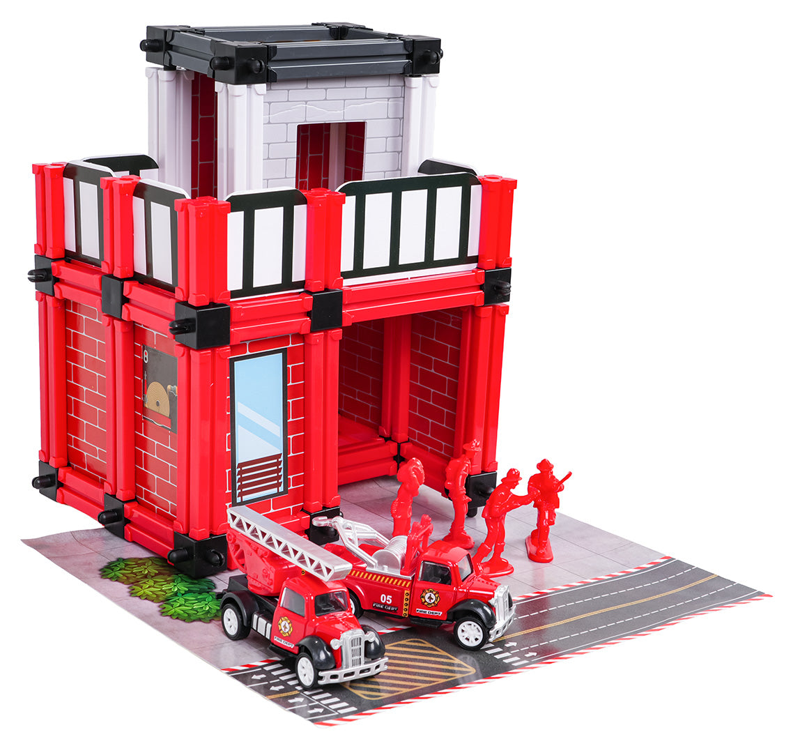 Rotaļu ugunsdzēsēju depo ar figūriņām un divām ugunsdzēsēju mašīnām uz spēļu laukuma
