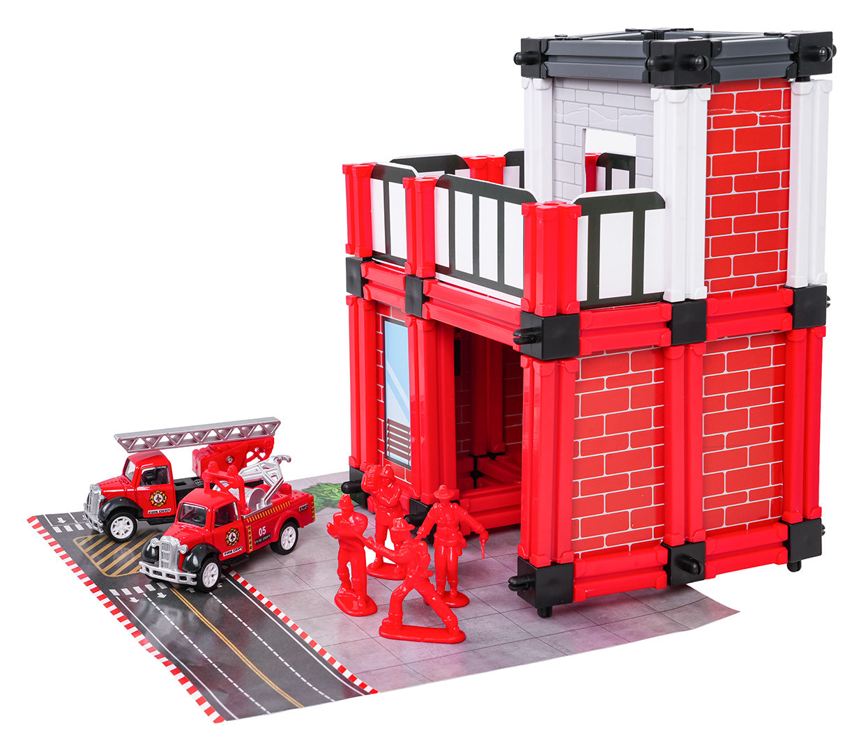 Rotaļu ugunsdzēsēju depo ēka ar ugunsdzēsēju mašīnām un figūriņām uz spēļu laukuma