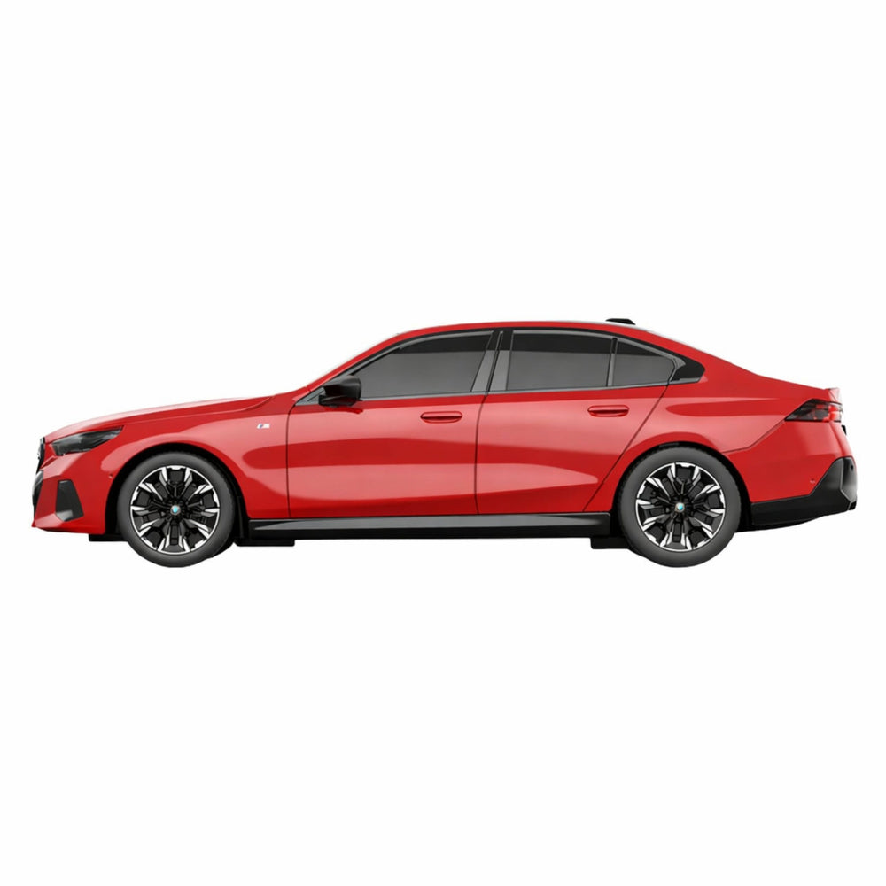 Sarkans tālvadības auto BMW i5 M60 mērogā 1:24 sānskatā