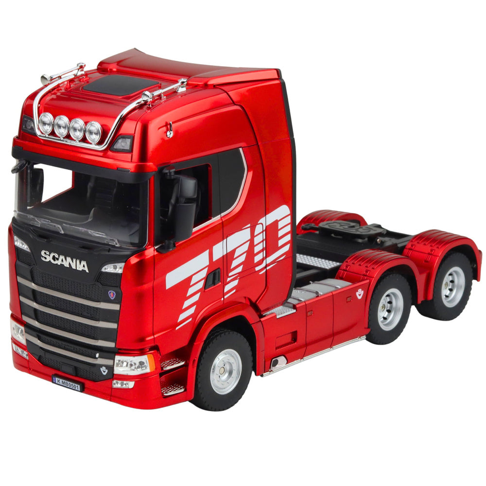 Sarkans tālvadības kravas vilcējs Scania ar sešiem riteņiem