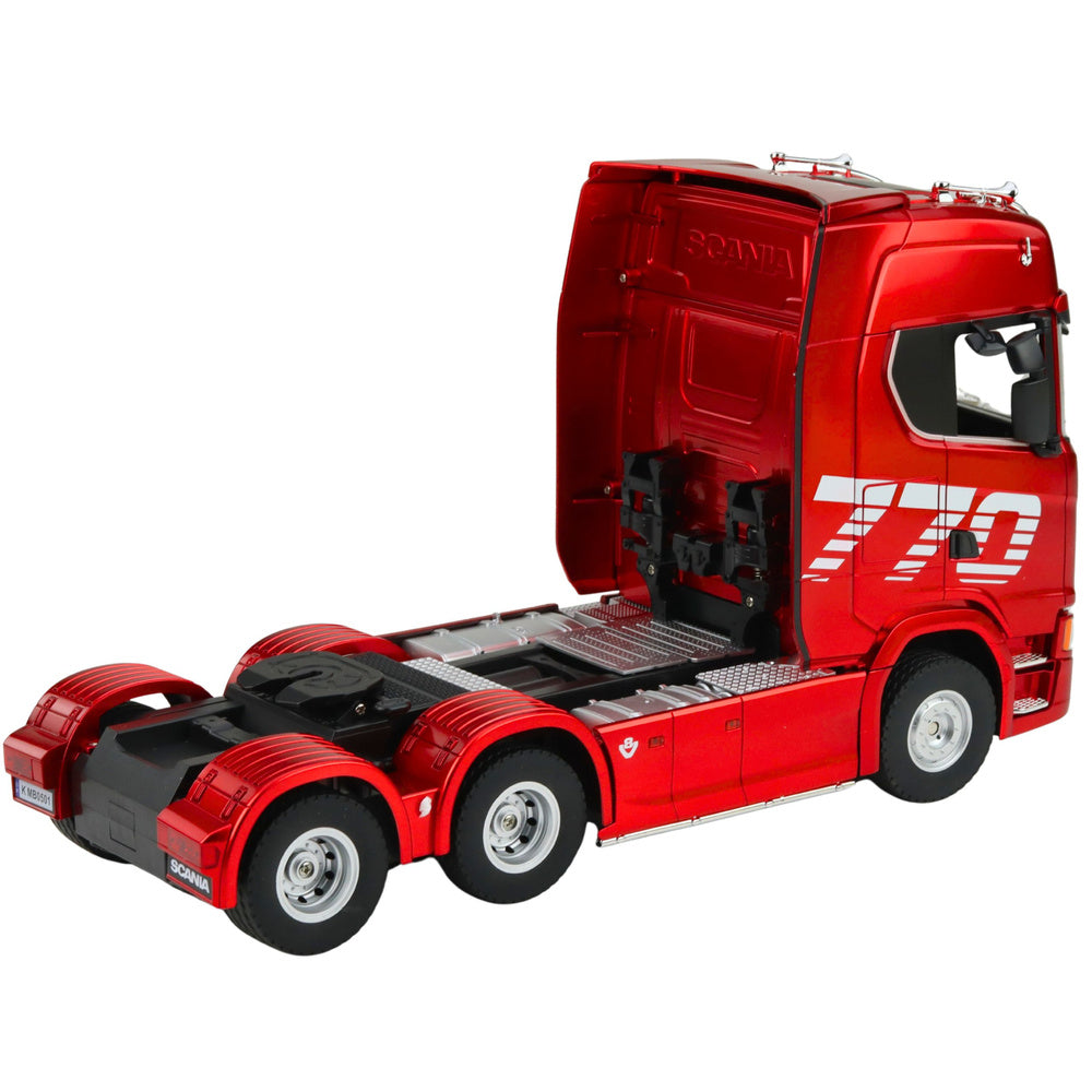Sarkans tālvadības kravas vilcējs Scania skatā no aizmugures