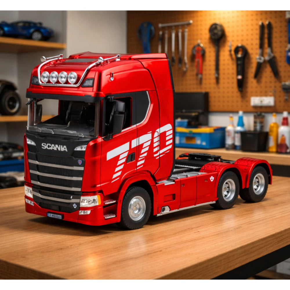 Sarkans tālvadības vilcējs Scania 770S mērogā 1:18 darbnīcā