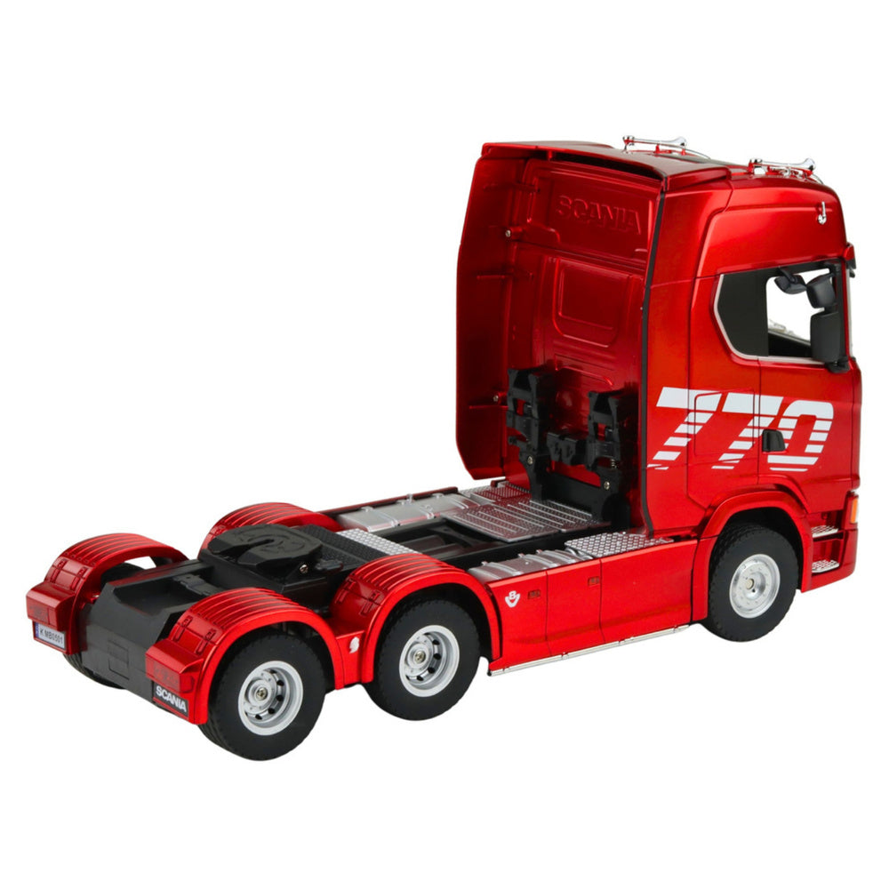 Sarkans tālvadības vilcējs Scania 770S mērogā 1:18 skatā no aizmugures un sāniem