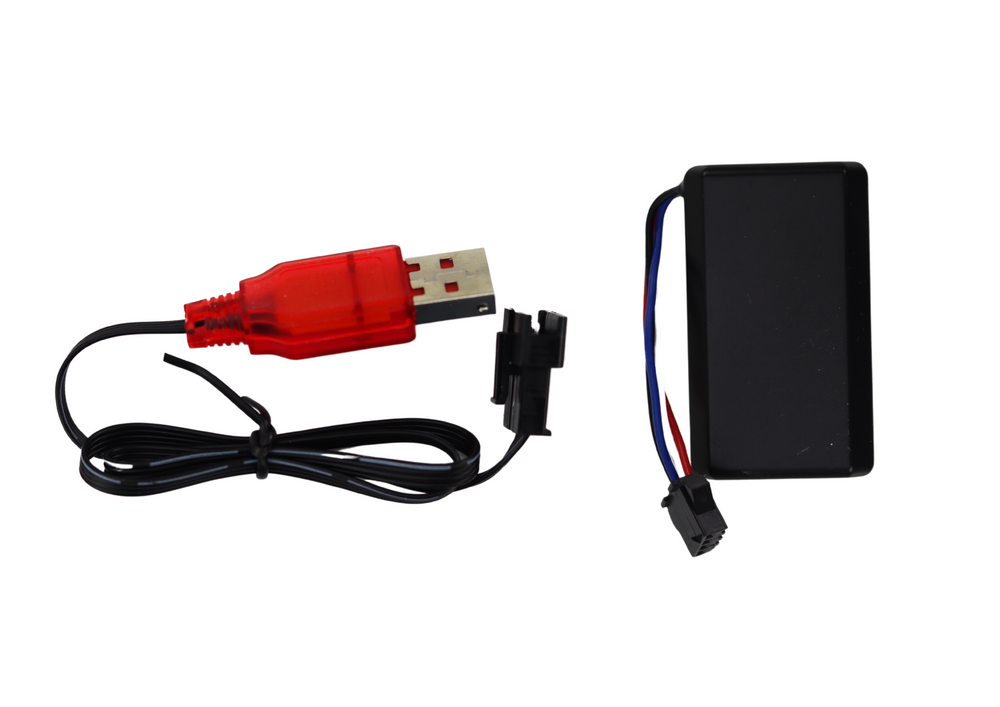 USB kabelis ar sarkanu savienotāju un melnu akmulatoru uz balta fona
