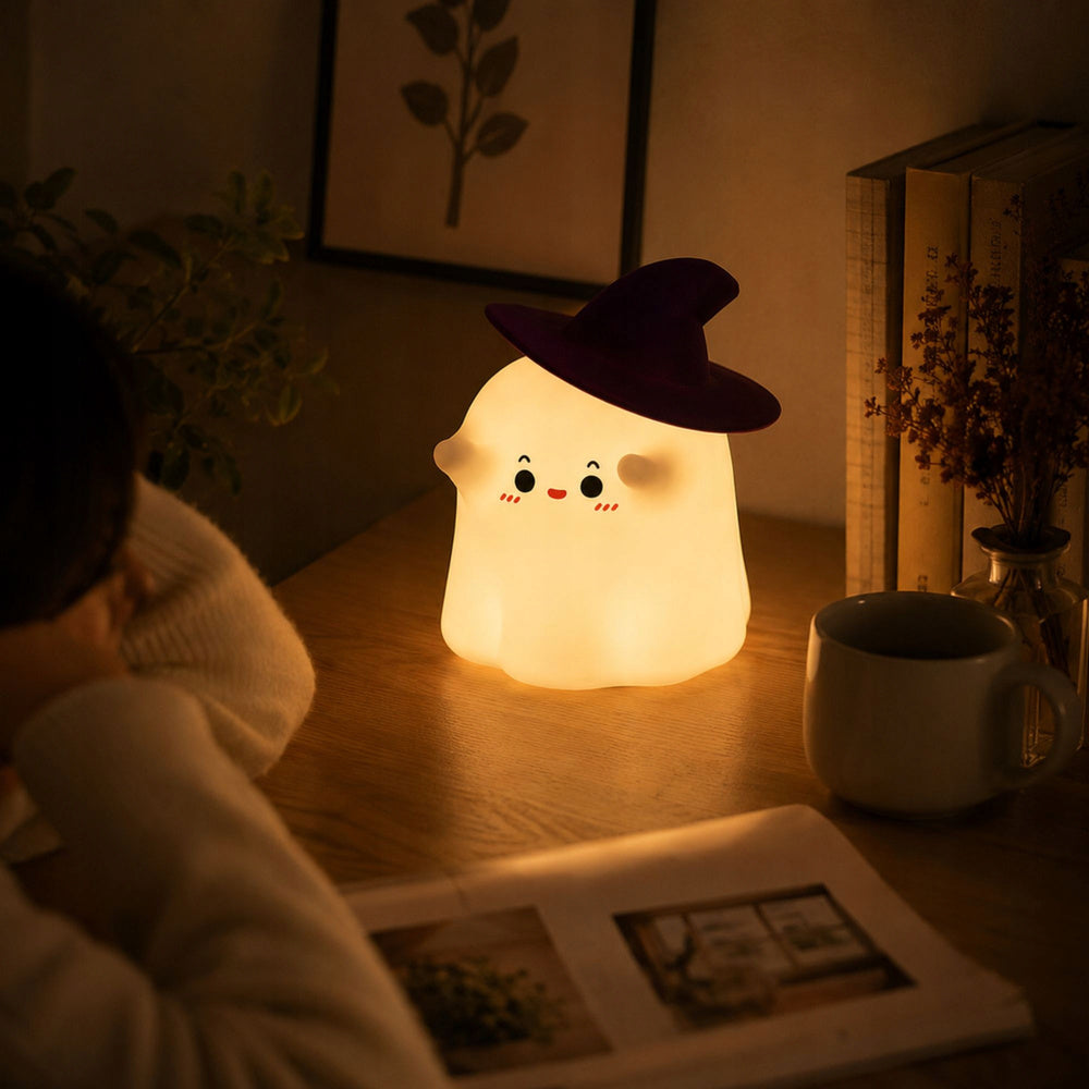 Silikona spoka LED RGB naktslampiņa siltā gaismā uz galda mierīgai vakara atmosfērai