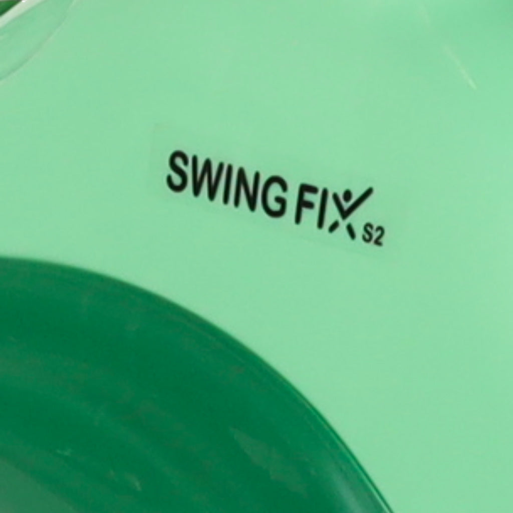 Swing Fix S2 logo uz zaļa šūpojošā auto