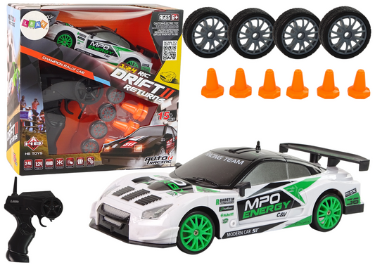 Tālvadības balta un zaļa drifta automašīna 1:24 ar pulti, papildu riteņiem un oranžiem trases konusiem