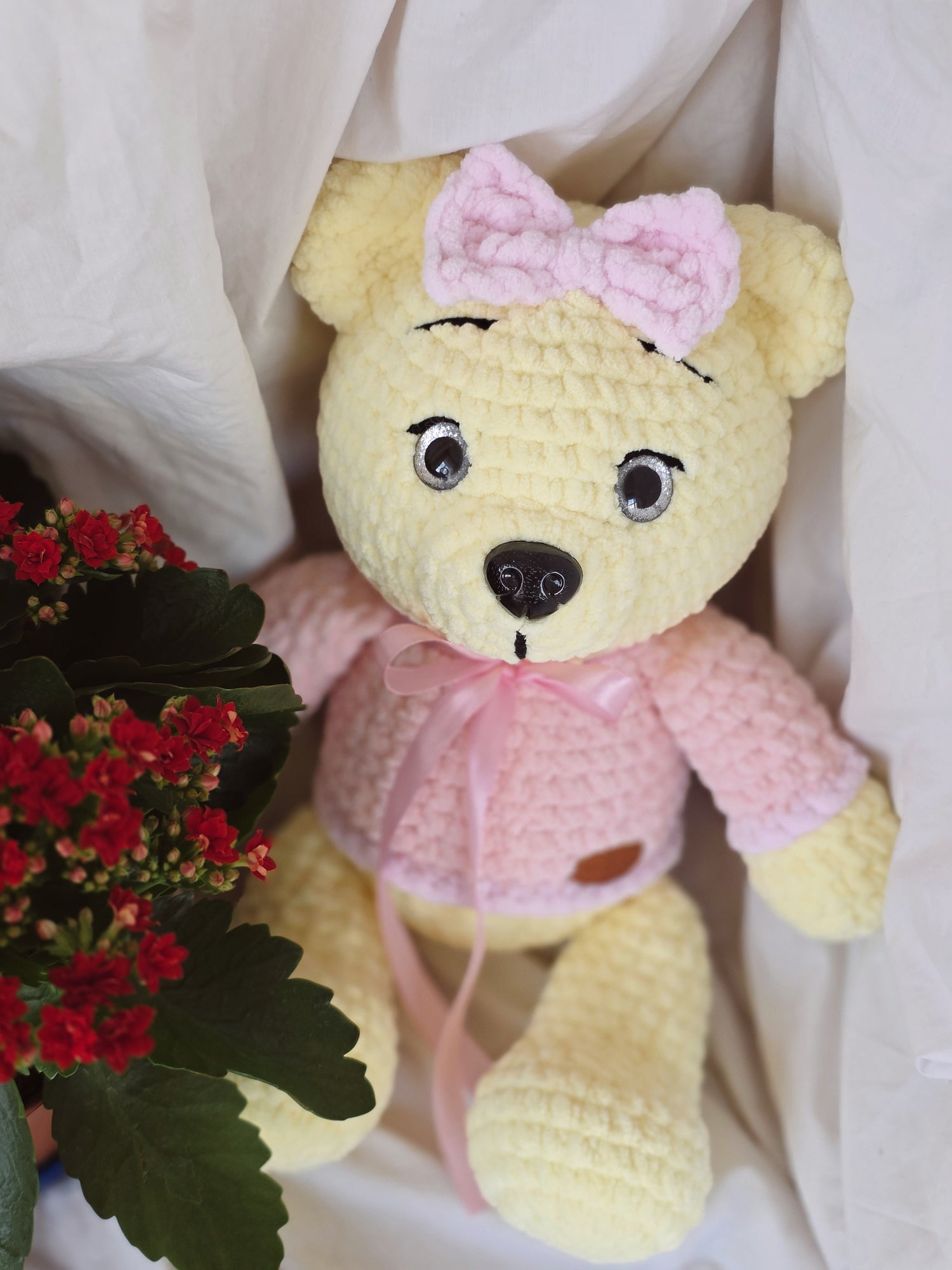 Tamborēts plīša lācēns ar rozā džemperīti un bantīti, 43 cm – roku darbs (Alize Velluto, mikropoliesters