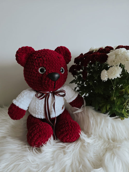 Tamborēts plīša lācītis bordo krāsā ar baltu džemperīti un bantīti, roku darbs