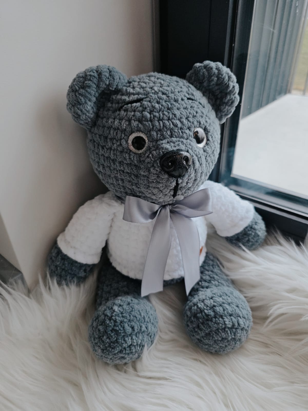 Tamborēts plīša lācītis pelēks ar baltu džemperīti un pelēku bantīti, roku darbs