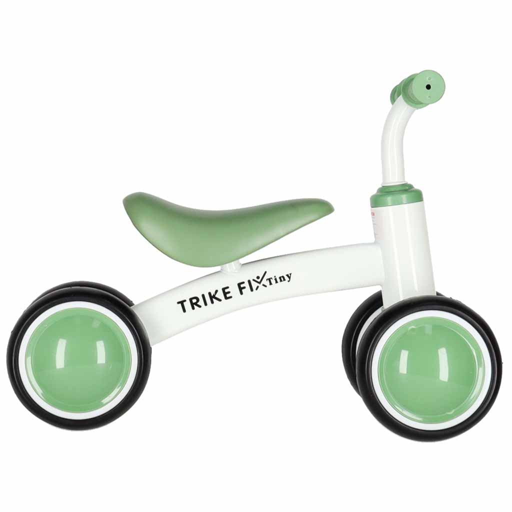 Zaļš Trike Fix Tiny V2 līdzsvara ritenis bērniem, sānskats ar ergonomisku sēdekli un četru riteņu konstrukciju