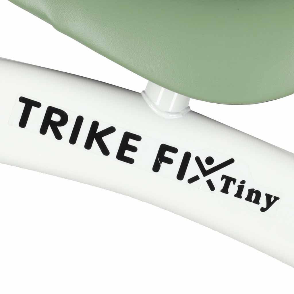 Trike Fix Tiny V2 zaļā līdzsvara riteņa rāmja tuvplāns ar redzamu Trike Fix Tiny logotipu