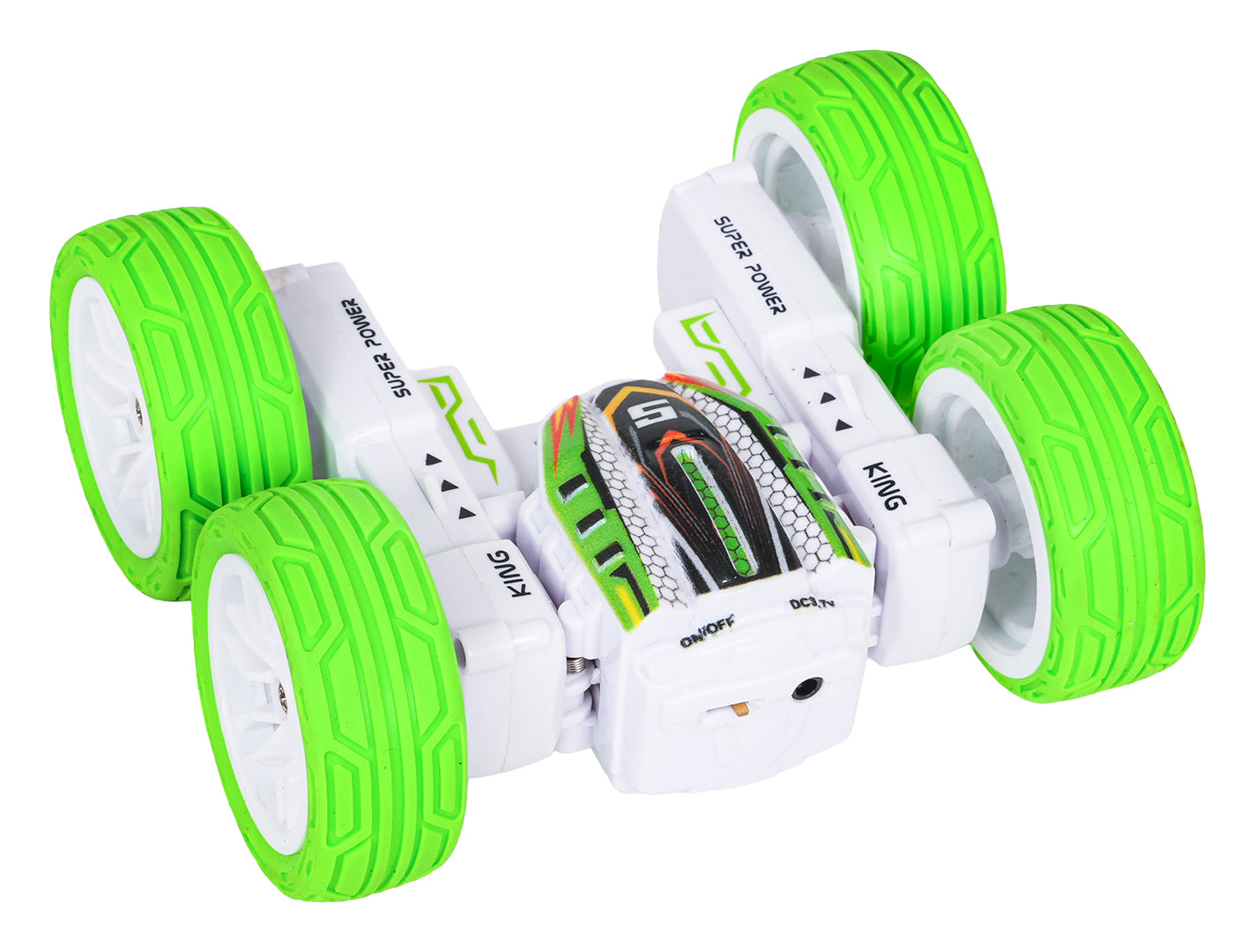 Balta tālvadības mašīna ar zaļām riepām un sportisku dizainu priekšējā skatā