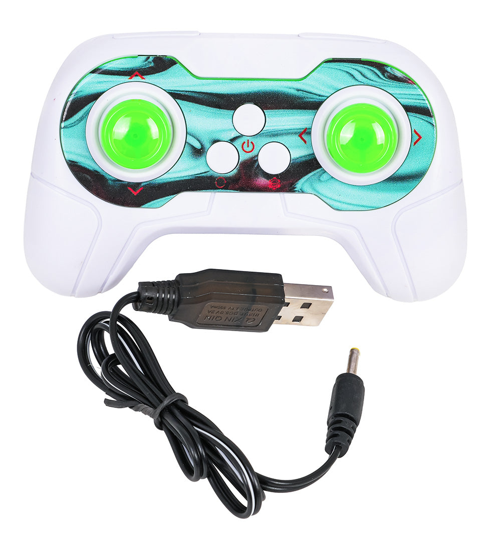 Tālvadības pults ar zaļiem vadības kloķiem un USB uzlādes kabeli rotaļu automašīnai