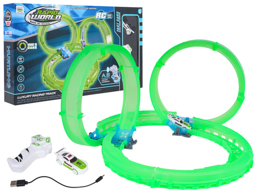 Tumsā spīdoša zaļa sacīkšu trase ar diviem cilpu posmiem, tālvadības auto un USB lādētāju