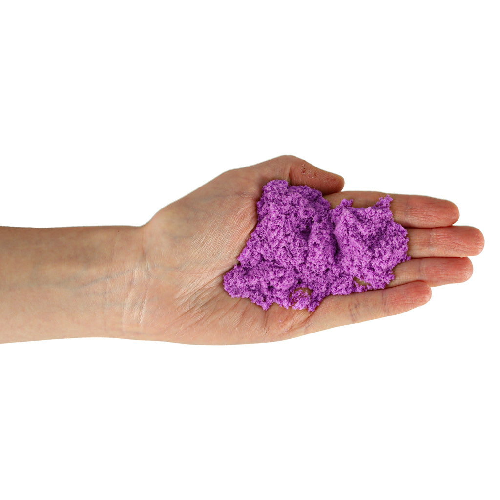 Violetas kinētiskās smiltis bērna plaukstā