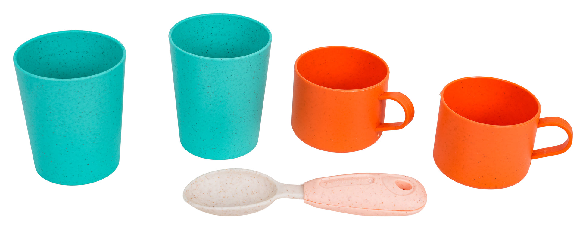 Divas zaļgani zilas glāzes, divas oranžas krūzītes ar rokturiem un rotaļu karote no Wheat Straw bērnu virtuves komplekta.