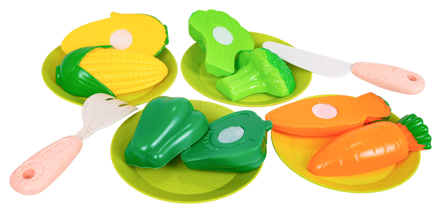 Rotaļu dārzeņi uz šķīvjiem – kukurūza, paprika, avokado, burkāns, brokolis un ķirbis, kopā ar rotaļu nazi un lāpstiņu bērnu Wheat Straw virtuves komplektam.