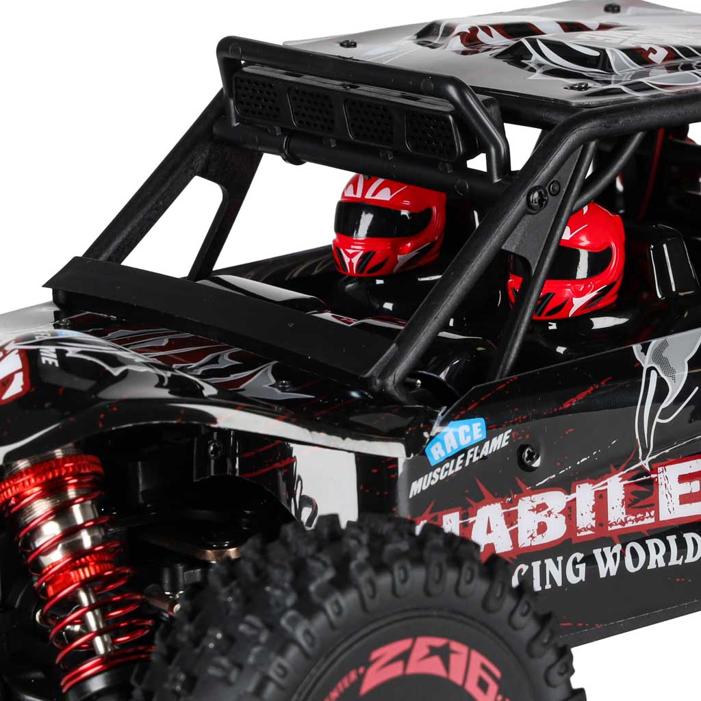 WLtoys 124016 RC bagija kabīnes tuvplāns ar divām vadītāju figūrām